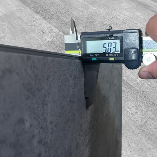 Piso Vinílico SPC 10052686 Concrete 5mm con manta