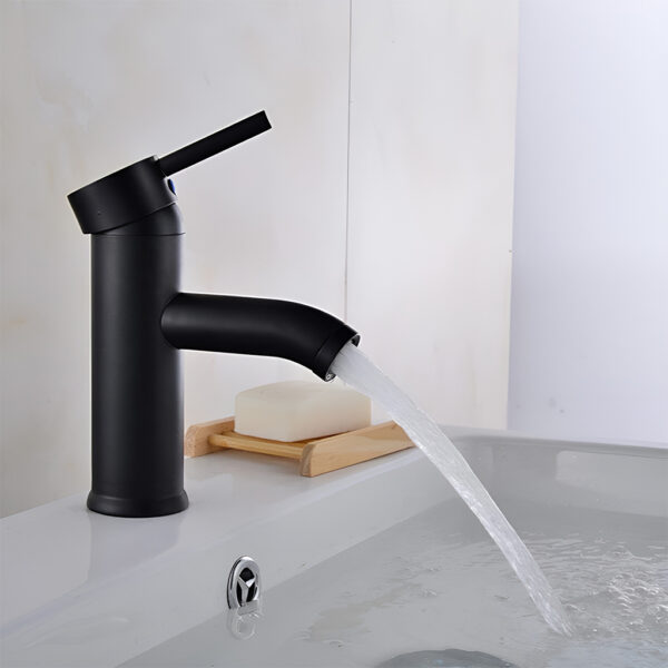 Grifería Canilla Bilbao Negra BM003