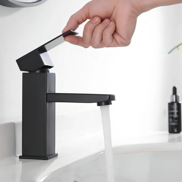 Grifería Canilla Estrasburgo Negra BM004