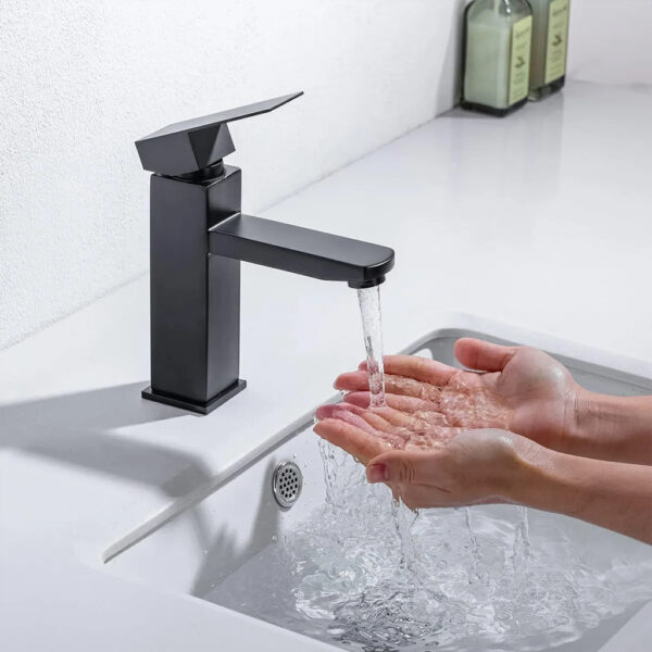 Grifería Canilla Estrasburgo Negra BM004