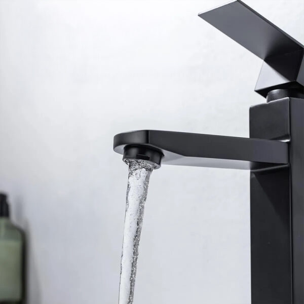 Grifería Canilla Estrasburgo Negra BM004