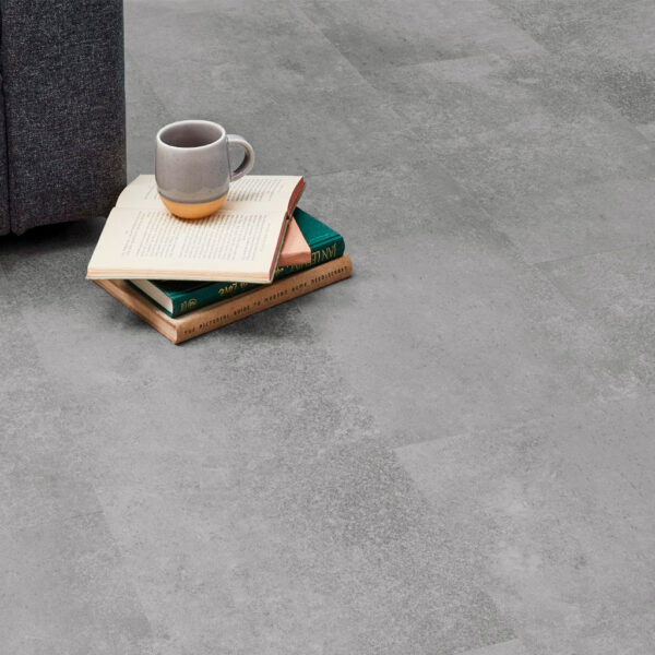 Piso Vinílico SPC Click Gris Acero SP021 5mm con manta