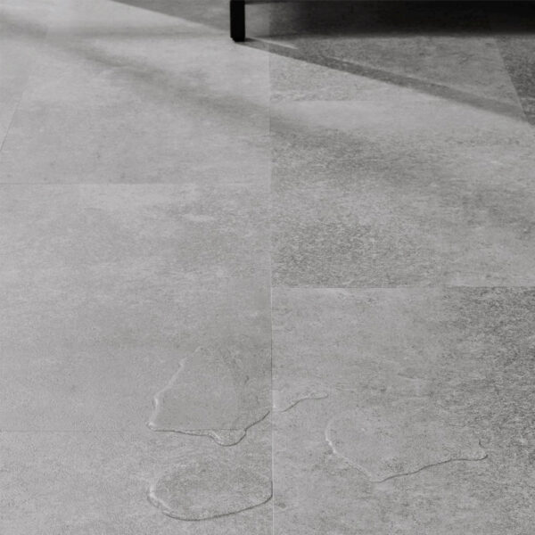 Piso Vinílico SPC Click Gris Acero SP021 5mm con manta