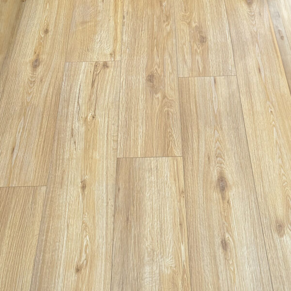 Piso Vinílico SPC Click Roble Atrani SP016 5mm con manta